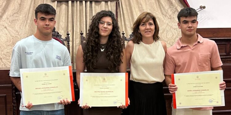 Bruno y Darío Leonardo y Beatriz Barba reciben sus diplomas por estar entre los 100 mejores alumnos de la EBAU en Salamanca