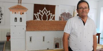 Cuadros, edificios históricos y barcos entre la treintena de obras que Benjamín Delgado expone en Santiago de la Puebla