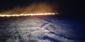 Bomberos de Peñaranda y agricultores sofocan un incendio en el término municipal de Tordillos provocado por una cigüeña