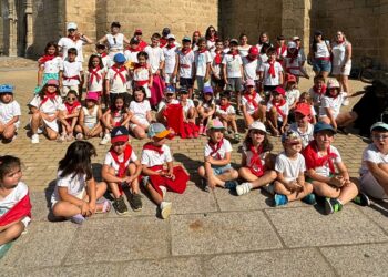 Macotera clausura la primera quincena del campamento estival con la entrega de mochilas a los niños y niñas participantes