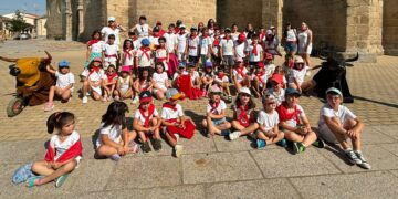 Macotera clausura la primera quincena del campamento estival con la entrega de mochilas a los niños y niñas participantes