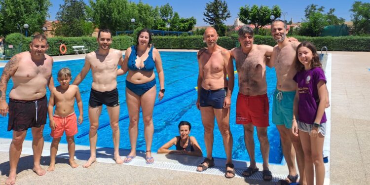 Macotera se moja un año más por la esclerosis múltiple con el reto solidario que se celebra hoy en las piscinas municipales