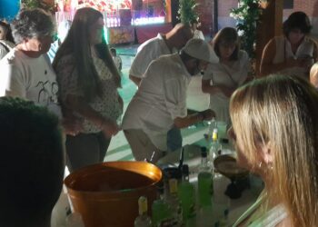 Mancera de Abajo disfruta de una gran noche ibicenca en la plaza con los cócteles de Teo Marcos y la discomóvil de Dj Salcedo