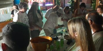 Mancera de Abajo disfruta de una gran noche ibicenca en la plaza con los cócteles de Teo Marcos y la discomóvil de Dj Salcedo