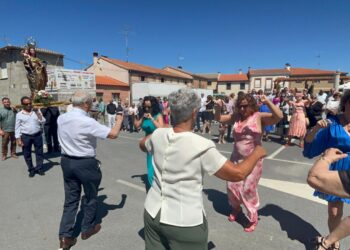 Mancera de Abajo acompaña a la Virgen del Rosario por las calles de la localidad entre vivas y bailes típicos al llegar a la plaza
