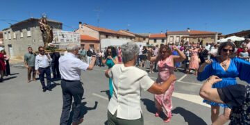 Mancera de Abajo acompaña a la Virgen del Rosario por las calles de la localidad entre vivas y bailes típicos al llegar a la plaza