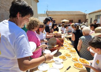 La Comisión de Fiestas de Mancera de Abajo y el Ayuntamiento reparten más de 220 raciones en una gran macarronada popular