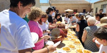 La Comisión de Fiestas de Mancera de Abajo y el Ayuntamiento reparten más de 220 raciones en una gran macarronada popular