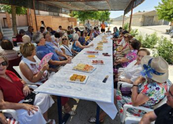 La asociación de mayores de Macotera celebra su fiesta anual con misa y convite y estrena directiva encabezada por Antonio Méndez