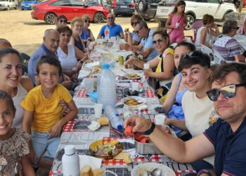 Palaciosrubios «calienta motores» para las fiestas con una caldereta ofrecida en el parque por la asociación La Amistad