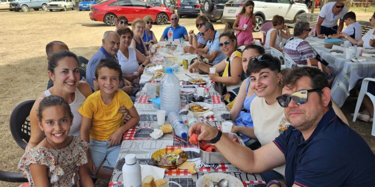 Palaciosrubios «calienta motores» para las fiestas con una caldereta ofrecida en el parque por la asociación La Amistad