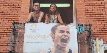 Una pancarta y unas zapatillas en el balcón del despacho del PP en Peñaranda para mostrar su apoyo a la olímpica Lorena Martín