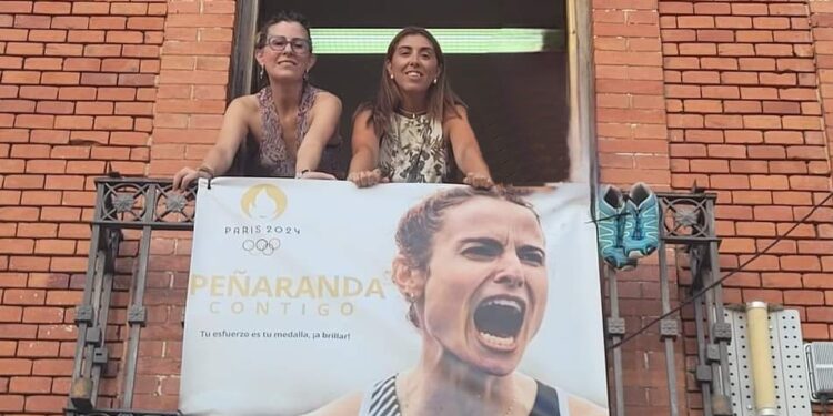 Una pancarta y unas zapatillas en el balcón del despacho del PP en Peñaranda para mostrar su apoyo a la olímpica Lorena Martín