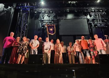 Las asociaciones de Santiago de la Puebla protagonizan el pregón de las fiestas y reciben el cariño y gratitud de sus paisanos