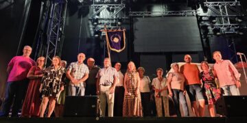 Las asociaciones de Santiago de la Puebla protagonizan el pregón de las fiestas y reciben el cariño y gratitud de sus paisanos