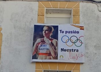 La casa familiar de Lorena Martín en la localidad de Tordillos luce desde hoy una pancarta de ánimo para la atleta olímpica