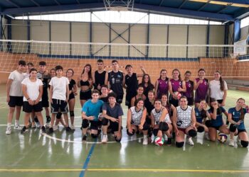 Intensa mañana deportiva en Peñaranda con el voleibol como gran protagonista en el torneo disputado en el pabellón del «Seve»