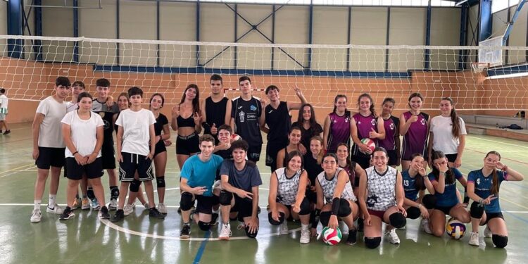 Intensa mañana deportiva en Peñaranda con el voleibol como gran protagonista en el torneo disputado en el pabellón del «Seve»