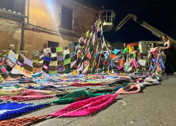 Villoruela se Mueve consigue su reto estival y estrena la sombra en la explanada de la iglesia con 363 cuadrados tejidos a ganchillo