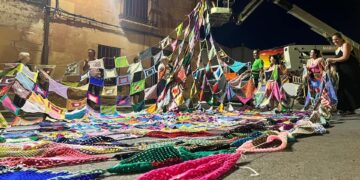 Villoruela se Mueve consigue su reto estival y estrena la sombra en la explanada de la iglesia con 363 cuadrados tejidos a ganchillo