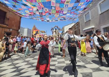 Villoruela acompaña a sus patronos en la misa, procesión y remate de banzos, esta vez bajo la nueva sombra tejida a ganchillo