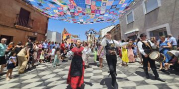 Villoruela acompaña a sus patronos en la misa, procesión y remate de banzos, esta vez bajo la nueva sombra tejida a ganchillo