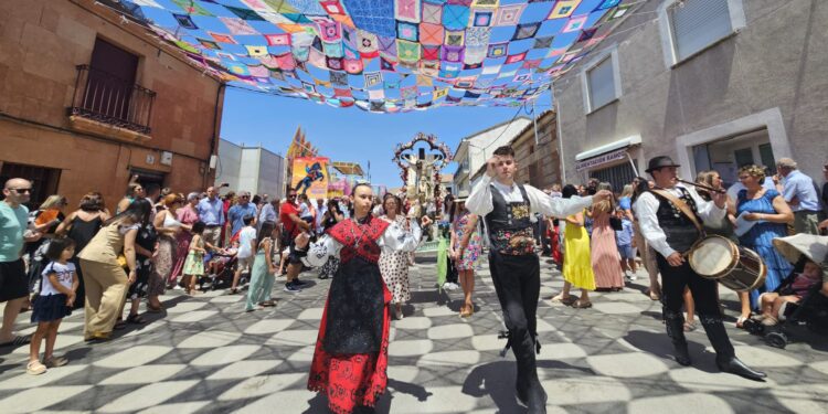 Villoruela acompaña a sus patronos en la misa, procesión y remate de banzos, esta vez bajo la nueva sombra tejida a ganchillo