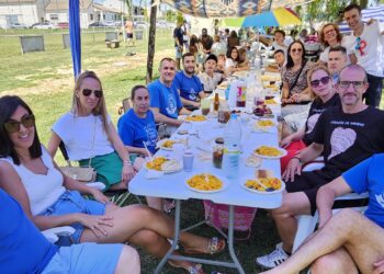 Villoruela reparte en el merendero casi 1.200 raciones de paella en la gran comida de confraternidad de sus fiestas patronales