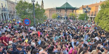 Las peñas, grandes protagonistas de un multitudinario arranque festivo en Peñaranda con la plaza de España como escenario