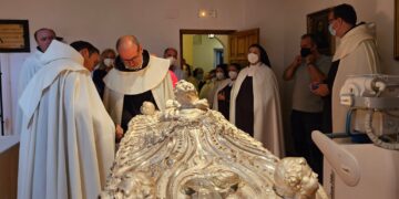 Momento histórico en Alba de Tormes con la apertura del sepulcro de Santa Teresa de Jesús para el estudio del cuerpo y reliquias