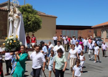 Cantalpino festeja a su patrona con misa y procesión por las calles amenizada por el tamborilero Carlos Rufino de Haro