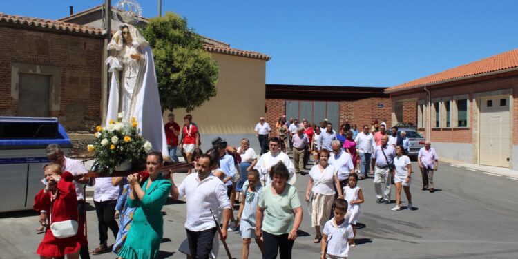 Cantalpino festeja a su patrona con misa y procesión por las calles amenizada por el tamborilero Carlos Rufino de Haro