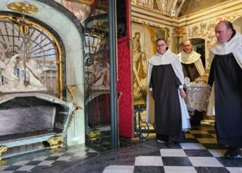 Concluye en Alba la primera fase del estudio del sepulcro de Santa Teresa de Jesús con las primeras conclusiones médicas