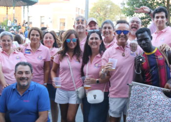 Las peñas, grandes protagonistas de un multitudinario arranque festivo en Peñaranda con la plaza de España como escenario