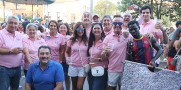 Las peñas, grandes protagonistas de un multitudinario arranque festivo en Peñaranda con la plaza de España como escenario