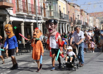 El público familiar protagoniza las actividades del miércoles de ferias en Peñaranda con los cabezudos y el cuentacuentos