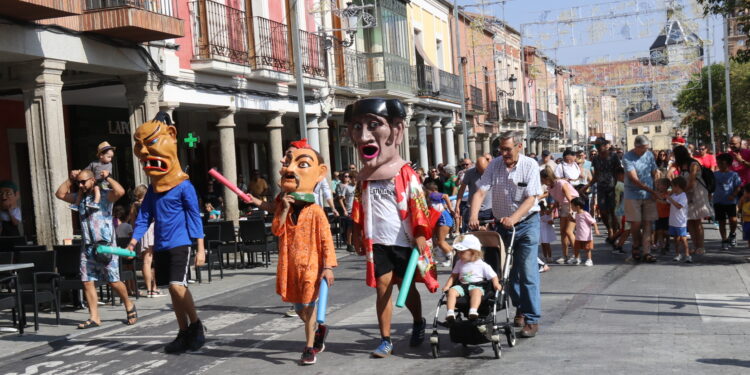 El público familiar protagoniza las actividades del miércoles de ferias en Peñaranda con los cabezudos y el cuentacuentos