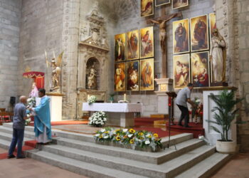 Ofrenda floral a Santa María Reina, patrona de Peñaranda que saldrá mañana, jueves, en procesión y llegará hasta la plaza Nueva