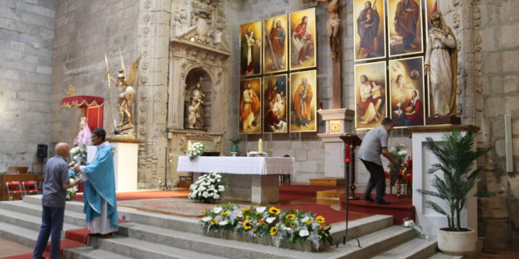 Ofrenda floral a Santa María Reina, patrona de Peñaranda que saldrá mañana, jueves, en procesión y llegará hasta la plaza Nueva