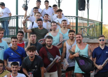 La tradicional yincana reúne en Peñaranda a 57 peñas con más de 220 participantes que llenan de ambiente la plaza de España