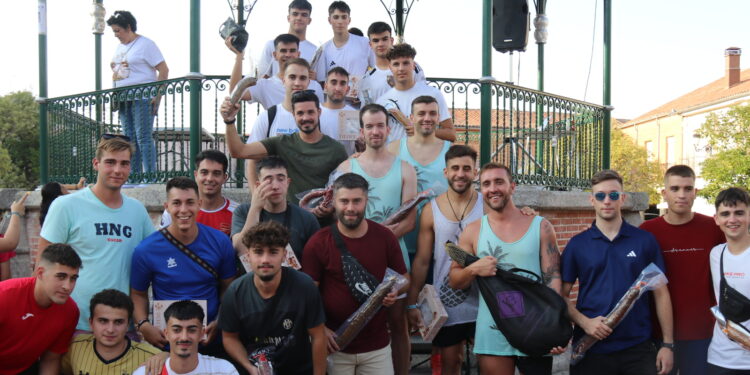 La tradicional yincana reúne en Peñaranda a 57 peñas con más de 220 participantes que llenan de ambiente la plaza de España