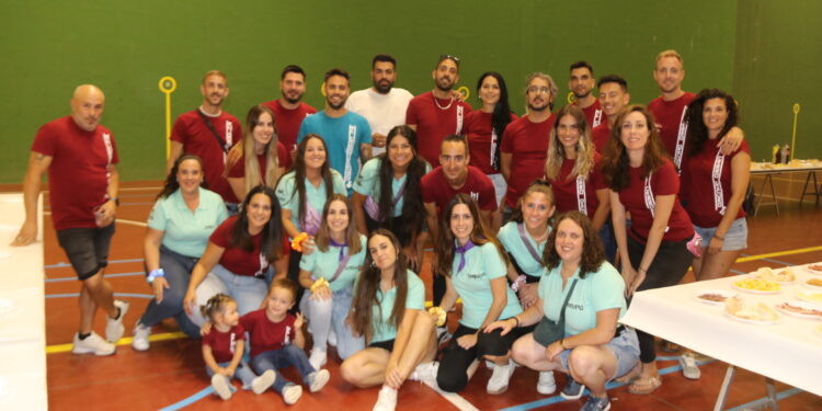 La cena de peñas llena el pabellón de Huerta en una intensa noche festiva que incluye un concurso de tortilla con 17 participantes