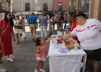 Mercadillo de Peñaranda abarrotado, Día de la Banderita de Cruz Roja e hinchables para los niños: así va el jueves de ferias