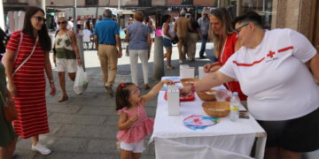 Mercadillo de Peñaranda abarrotado, Día de la Banderita de Cruz Roja e hinchables para los niños: así va el jueves de ferias