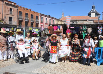 Mercadillo de Peñaranda abarrotado, Día de la Banderita de Cruz Roja e hinchables para los niños: así va el jueves de ferias