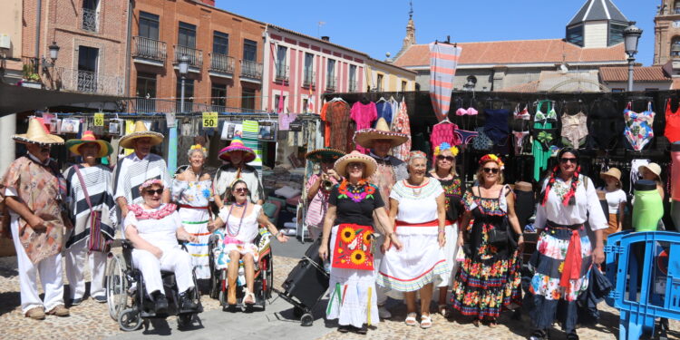 Mercadillo de Peñaranda abarrotado, Día de la Banderita de Cruz Roja e hinchables para los niños: así va el jueves de ferias