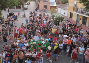 Cantaracillo da el pistoletazo de salida a sus fiestas con el desfile de peñas y el pregón de Marino Pérez, maestro e hijo del pueblo