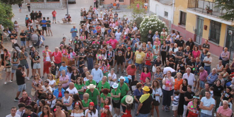 Cantaracillo da el pistoletazo de salida a sus fiestas con el desfile de peñas y el pregón de Marino Pérez, maestro e hijo del pueblo