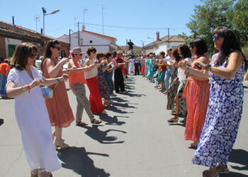 Honores a San Roque en Cantaracillo con una procesión en la que tampoco han faltado los bailes al son de los dulzaineros