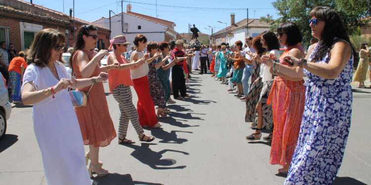 Honores a San Roque en Cantaracillo con una procesión en la que tampoco han faltado los bailes al son de los dulzaineros